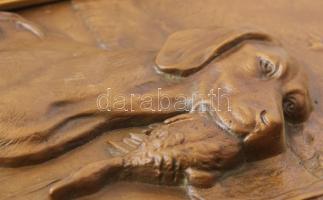 Vadászkutya a zsákmánnyal. Bronz dombormű, fa keretben, 26x19 cm