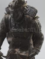 Ékszerkínáló alak. Francia jelzett patinázott spiáter szobor, fa talpon, m: 41,5 cm