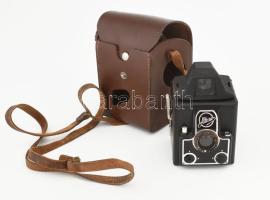 cca 1950 Altissa Box fényképezőgép, Altissar Periskop 1:8 objektívvel. Bőr tokkal
