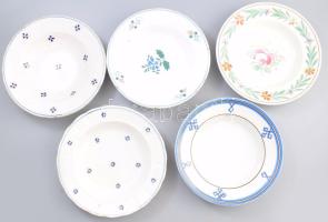 Antik fajansz tányér gyűjtemény: Murány, Hollóháza, Bélapátfalva, Miskolc, Kézzel festett, jelzett, kis mázhibákkal.