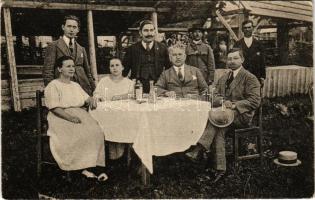 Előpatak, Valcele; asztalnál ülve / sitting at the table (gyűrődések / creases)