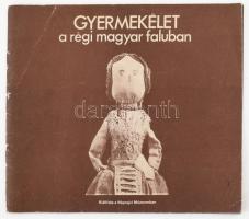 Földesné Györgyi Erzsébet: Gyermekélet a régi Magyar faluban. Bp., én., Néprajzi Múzeum. Fekete-fehér fotókkal. Kiadói papírkötés, kopott borítóval.