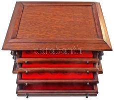 Nagyméretű (51x37,5x27cm) koloniál stílusú érmetartó fiókos szekrényke 4 darab, egyenként 25 érme tárolására alkalmas tálcával (összesen 100 férőhellyel), az alsó duplamélységű tárolófiók osztás nélkül. Közel újszerű állapotban