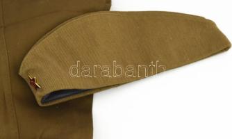 Szovjet katonai egyenruha Egy zubbony, egy nadrág, egy gyakorló sapka, egy tényérsapka, egy téli sap...