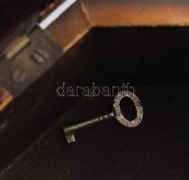 Festett kínai ékszeres doboz, cca 20. sz. eleje, 4 lábon, kulccsal, zárja hibás, 20x13x13 cm