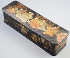 Antik kínai festett lakkozott díszdoboz, kulcs nélkül, cca 20. sz. eleje, egyik sarka sérült, 30x9x7 cm