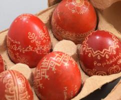 cca 1955-1980, 17 darab klasszikus technikával festett kézműves húsvéti tojás, zömmel dátumozottak