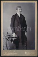 cca 1900 Vasadi Jenő okleveles építész portréja, keményhátú fotó Salgó Sándor budapesti műterméből, 16,5×10,5 cm