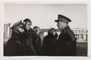 1942 Ungvár reptér, bevetésre induló pilóták hajózó felszerelésben, fotólap