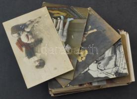 80 db RÉGI motívum képeslap vegyes minőségben: gyerek / 80 pre-1945 motive postcards in mixed quality: children