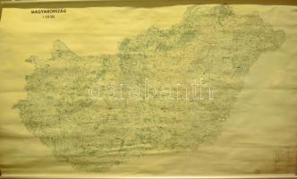 [Térkép] Magyarország áttekintő térképe, domborzati, közigazgatási, közlekedési és idegenforgalmi részletekkel. Falitérkép. Mértéke: 1 : 300,000. (1982) Budapest, 1982. Kartográfiai Vállalat. Színes térkép, mérete: 1060x1700 mm egy 1120x1860 mm méretű térképlapon. Az Országos Földmérési és Térképészeti Hivatala (MÉM-OFTH) megbízásából készült színes falitérkép hegyrajzi, vízrajzi, településhálózati, joghatósági, közlekedési, idegenforgalmi és turisztikai adatokkal egyaránt szolgál. A korai 1980-as évek lehetőségeit bemutató falitérkép bányászati, ipari és mezőgazdasági adatokkal ugyan nem szolgál, de igen gazdag vasúthálózatot mutat, olyan vasútvonalakkal, amelyeket a rendszerváltás után felszámoltak, de ekkoriban még működtek. Térképünkön olyan vasútvonalakkal találkozhatunk tehát, mint amilyen a baranyai Bátaszék-Pécsvárad-Pécs vasútvonal, Nógrádban a Diósjenő-Rétság-Romhány vonal, a Bükköt átszelő Eger-Ózd, vagy a legkülönösebb, a Zemplént átjáró Sátoraljaújhely-Füzérkomlós vonal. E vasútvonalak létét az akkoriban lényegesen kisebb autókészlet, illetve az egykori erőltetett iparosítás indokolhatta, hiszen e vasútvonalak rendre ipari vagy bányászati központokba vezettek. Térképünk kiadási évében az elkészült autópályák együttes hossza igen szerény, hozzávetőlegesen 230 kilométerre tehető: az idegenforgalomra való tekintettel az M7-es pálya Balatonvilágosig készült el, az M1-es pálya Biatorbágyig, az M3-as Hatvanig vezetett, az M5-ös autópálya tervezését pedig megkezdték. Turisztikai érdeklődést mutat a hegycsúcsok, erdők, kiépített barlangok, kempingek, fürdők, várak, várkastélyok, várromok, jelentősebb romok feltüntetése, valamint nemzeti parkjaink határainak kijelölése, illetve tájegységeink megjelenítése. Néhány városnál apró foltosság, kézi karikázás. Jó állapotú térképlap, vászonra kasírozva, alsó és felső térképléccel.