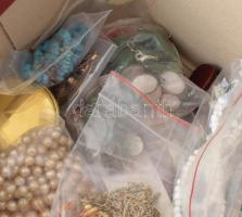 Vegyes bizsu tétel nagy dobozban ékszerek, táskák, kis állat figurák, stb