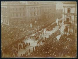 1906 II. Rákóczi Ferenc hamvainak temetési menete Budapesten 1906. október 28-án, hátoldalon feliratozott fotó, 8×11 cm
