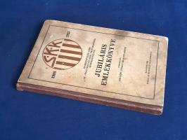 A Sportkedvelők Köre -- az Angol-Magyar Bank Tisztviselőinek Sportegylete -- Jubiláris emlékkönyve 1905-1925. Szerkesztették Gellért György és Radó Andor. (Dedikált.) Budapest, 1925. Kiadja az Egyesület választmánya (Globus ny.) 118 p. Dedikált: Brüll Alfréd úrnak, az MTK elnöké[nek] Egyesületünk 20 éves jubileuma alkalmából mély tisztelettel Salgó [Imre]." Sportegyesületi fotókompozíciókkal gazdagon illusztrált emlékkönyv az 1905-ben alakult budapesti sportegyesület, a Sportkedvelők Köre történetéről. Az egyesület számos sportágban működött: labdarúgó, atlétikai, vívó, evező, sportlövő, ökölvívó, lovassport, torna, úszó és tenisz szakosztályokkal is bírt, és a kor szokásainak megfelelően turisztikai szakosztállyal is rendelkezett. A tekintélyes ingatlanvagyonnal bíró budapesti sportegyesület labdarúgó szakosztálya 1908-1910 között részt vett az országos bajnokságban, a III. osztályban. Prov.: Brüll Alfréd (1876-1944) mecénás, sportszervező, a magyar sportélet kiemelkedő vezetője és diplomatája, az MTK elnöke és mecénása 1905-1940 között. Illusztrált, enyhén foltos kiadói félvászon kötésben. Jó példány.