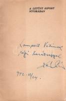 Dér Pál:  A letűnt riport nyomában. (Dedikált.) [Budapest], 1942. A szerző saját kiadása (Hajnal nyomda). 111 + [1] p. Egyetlen kiadás. Dedikált: "Lampert Vilinek régi barátsággal Dér Pál. 942. VI/24." Kolofon: Ebből a könyvből ötven számozott, dedikált példány került forgalomba." Példányunk számozása kitöltetlen. Dér Pál szabadúszó újságíró újságírási anekdotái megvalósult, illetve elképzelt újságcikkeiről. A szerző az 1930-as évek több nemzetközi hírességét kereste fel több-kevesebb eredménnyel (Lehár Ferencet, Korda Sándort) -- kötete elsősorban nem is riportokat közöl, inkább a riportok megjelentetésének bonyodalmas folyamatát elemzi. A tartalomból: Hogyan lett világsiker a berlini Olimpiászról Pesten írt cikkem -- Lehár Ferenccel Párizsban -- Hamiskártyások közt az Orient Expressen -- Korda Sándorral Denhamban -- Balsikerű intervjúkísérlet Charlie Chaplinnel és Maurice Chevalier-val a Lapin Agine-ban -- Marlene Dietrich-hel Londontól Párizsig -- Monte Carlo démonánál. Magánkiadású kötetünk levelein felül kisebb foltosság, illetve sérülés, mely a szövegtükröt nem érinti. Fűzve, enyhén foltos kiadói borítóban, példányunk illusztrált védőborítója hiányzik.