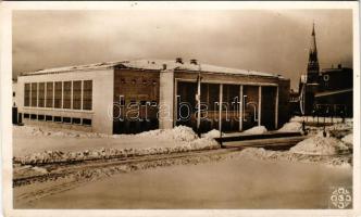 Budapest XIV. Horthy Miklós Nemzeti Sportcsarnok kiscsarnoka 1942. január végén, télen, háttérben a Rózsafüzér Királynéja templom