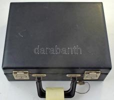 Műbőr érme- és kitüntetés-gyűjtő bőrönd, benne 5db tálcával kitüntetések számára 5x10cm-es férőhelye...