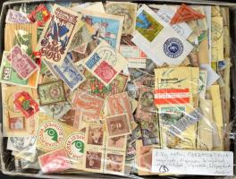 Nettó 1 kg parafiletélia tétel: ragjegyek, díjjegyes kivágások, illetékbélyegek, vignetták, bélyegzések dobozban ömlesztve