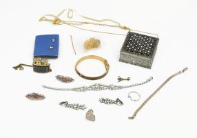 Vegyes bizsu tétel, dobozokkal