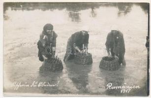 1917 Putineiu, fishing women, photo