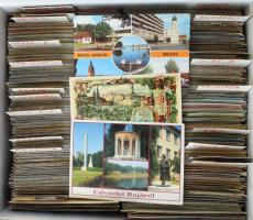 MAGYARORSZÁG - Kb. 1330 db MODERN magyar város képeslap egy dobozban, megyénként ABC sorrendbe rendezve / HUNGARY - Cca. 1330 modern Hungarian town-view postcards in a box