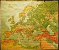 [Térkép] Europa. (Német nyelvű természetföldrajzi falitérkép, a politikai határok, egyes települések és vasútvonalak feltüntetésével.) Mértéke: 1:3,000,000. (1979) Gotha-Leipzig, 1979. VEB Hermann Haack Geographisch-Kartographische Anstalt. Színes térkép, mérete: 1700x2010 mm egy 1810x2125 mm méretű térképlapon. Német feliratozású iskolai falitérképünk az európai kontinens természetföldrajzát mutatja be. A térkép döntően a kontinens hegy- és vízrajzát ismerteti, melyet az államhatárok, a fontosabb települések, vasutak és csatornák feltüntetése is gazdagít. Térképünk hegységeket, tengereket, öblöket és nagytájakat illető megnevezései német nyelvűek, az államnevek szintén német nyelven szerepelnek, a települések és a folyók neve viszont az adott ország államnyelve szerinti. Térképünk két esetben tér el az általános nevezéktantól: a csehszlovák állam neve cseh nyelven, a Tisza pedig német nyelven szerepel, ennek pontos okát térképünk nem részletezi. A tengerszint feletti magasságok és mélységek színkódolása a térkép alatt., a tanszergyártó vállalat logója a bal felső sarokban. Norvégia partjaitól, illetve Murmanszk városától északra apró sérülés, a térkép jobb szélén apró gyűrődések, apró hiányok, melyek a szövegtükröt nem érintik. A térkép hátoldalán illesztések, illetve halvány lapszéli foltosság. Jó állapotú térképlap, vászonra kasírozva, alsó és felső térképléccel.