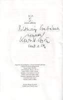 Isten hozta a látogatót. Köszöntőkönyv. Megjelenik Konrád György 75. születésnapjára. (Számozott, dedikált.) (Budapest, 2008. Noran Kiadó - Kinizsi Nyomda). 566 + [6] p. + 1 CD-melléklet. Egyetlen kiadás. Dedikált: "Báthori Csabának szeretettel Konrád György. 2008. X. 29." Kolofon: "Megjelent 100 példányban a Noran Kiadónál 2008-ban. Ez az 5. számú példány." Konrád György (1933-2019), író, esszéíró, szociológus 75. születésnapjára megjelent kötet, mely az ünnepelt barátainak, kollégáinak, ismerőseinek kézírásos szövegeit, verseit, visszaemlékezéseit, fotókollázsait, rajzait tartalmazza. A kézírásos baráti levelek után a levelek könnyebben olvasható átirata. A hátsó kötéstábla belső oldalán CD-melléklet, a szerkesztő, Jávor István aláírásával. Prov.: Báthori Csaba (sz. 1956) költő, esszéíró, műfordító, irodalomtörténész, a Széchenyi Irodalmi és Művészeti Akadémia rendes tagja. Feliratozott kiadói kartonkötésben. Jó példány. Ritka.