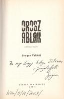 Velikic, Dragan:  Orosz ablak. Omnibuszregény. (Dedikált.) [Budapest], 2009. Geopen Könyvkiadó (Arrabona Print & Partner Zrt., Győr). 313 + [7] p. Egyetlen magyar kiadás. Dedikált: "Za moj dragoj kolegu Istvana prijatelju: Dragan. Wien, 9/11/2009." Dragan Velikic (sz. 1953) szerb író, esszéíró nemzetközi sikereket elért regénye a közép-európai életlehetőségeket vizsgálja sajátosan kisemberi szemszögből. A szerző a dedikáció írása idején Szerbia bécsi nagykövete volt. Prov.: Horváth István (sz. 1943) közgazdász, külkereskedő, bonni nagykövet 1984-1991, bécsi nagykövet 2003-2010 között. Fűzve, színes, illusztrált kiadói borítóban. Jó példány.