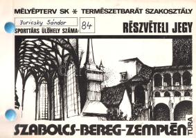 [Alkalmi nyomtatvány] A Mélyépterv Sportkör Természetjáró Szakosztálya Szabolcs-Bereg-Zemplén-i túrájának részletes útikalauza (1974). [Budapest], 1974. Írógéppel sokszorosított nyomtatvány: 32 t. + 1 térkép (kihajtható) + 1 melléklet (ülésrendi vázlat). Haránt alakú kötet. Alkalmi nyomtatványunk az állami vízi közmű építő vállalat, a Mélyépterv természetjáró szakosztálya egy tavaszi túrájának állít emléket. Az ötnapos túrára 1974. április 27-e és május 1-je között került sor, a negyven fő részvételével tervezett túrához két idegenvezető is járt, a félpanziós szállás és az utazás együttes költsége személyenként 350 Ft-ra rúgott. A túra részben városnézésből, részben sóstói strandolásból, valamint 20-22 km-es távú zempléni gyalogtúrákból állt. Ismertetőnk felhívja a figyelmet arra, hogy a napi kirándulások végén a busz nem várakozik a késlekedőkre, ha nem érkeznek időben, önerőből kell eljutniuk a szállásra. További praktikus tanácsok vonatkoznak a javasolt öltözetre, tűt és cérnát, valamint elemlámpát mindenképpen javasolnak, a természetjáró szakaszon pedig kimondottan ellenjavallják a szatyorral (!) való túrázást. Részletes túraismertetőkben a meglátogatott várak és kulturális látnivalók (Füzér, Boldogkő, Vizsoly, Gönc, Sátoraljaújhely, Sárospatak, Tokaj, Kisvárda, Csaroda, Nyírbátor) gyors áttekintése, történelmi és (hidro)geológiai ismertetőkkel. A részvételi jegyként is szolgáló illusztrált első fedőborítón a tulajdonosi és ülésszám-rovat kézzel kitöltve. Emlékezetes dokumentum a vállalati túrázás szokásrendjéről. Fűzve, átlátszó fóliával védett illusztrált kiadói borítóban. Jó példány.