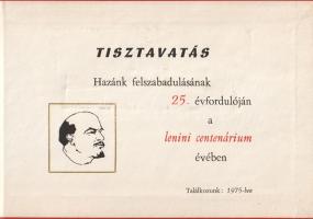 [Aprónyomtatvány] A Kossuth Lajos Katonai Főiskola tisztavatási emlék-oklevele (1970) [Szentendre], 1970. Kossuth Lajos Katonai Főiskola (ny. n.) [4] p. Haránt alakú kötet. Az oklevél szövege: "Emlékül Pácser István alhdgy. Elvtársnak: a Főiskola Parancsnoksága és Pártbizottsága. Tisztavatás Hazánk felszabadulásának 25. évfordulóján, a lenini centenárium évében. Találkozunk: 1975-ben." Az oklevél oldalait a vörös csillagot viselő Parlament dombornyomású plakettje, illetve aranyozott kerettel körbevett Lenin-fejportré díszíti. A Kossuth Lajos Katonai Főiskola 1967-ben vált le anyaintézményéről, az Egyesített Tiszti Iskoláról. 1967-től ugyanis a tisztképzés fegyvernemenként elkülönülő főiskolai egységekben intézményesült, a Kossuth Lajos Katonai Főiskola így a gépesített lövész és harckocsizó tiszteket képezte, míg a másik két főiskola a repülőtiszteket, illetve a műszaki tiszteket készítette fel a fegyveres szolgálatra. Aranyozott kiadói egészvászon kötésben. Jó példány.
