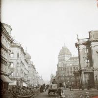 cca 1900 Budapest, látványos üveg diák gyűjteménye: Nyugati pályaudvar, Népszínház, Kőrút, Városliget, tomegek az utcán , össz 13 db Ritka, látványos amatőr felvételek! 9x9 cm