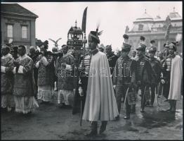 1938 Szendrő István (1908-2000): Budapest, Szent Jobb-körmenet a Budai Várban, pecséttel jelzett fot...