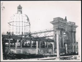 1945 Szendrő István (1908-2000): Budapest, lebombázott Iparcsarnok, Keleti kapu, pecséttel jelzett fotó, felületén kisebb törésnyomok, 17,5×23 cm