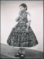 cca 1930-1940 Szendrő István (1908-2000): Kislány bátai viseletben, Gyöngyösbokréta mozgalom, pecsét...