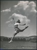 cca 1930-1940 Szendrő István (1908-2000): Tánc a réten, pecséttel jelzett fotó, 23×17,5 cm cm