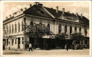 1942 Zombor, Sombor; Vadászkürt szálloda, útjelző tábla, automobil. Schlotzer József kiadása / hotel, signpost, automobil (gyűrődés / crease)