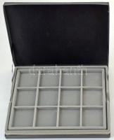 Éremtartó kazetta összesen 24 férőhellyel (50x50mm) kivehető tálcával, használt, de jó állapotban