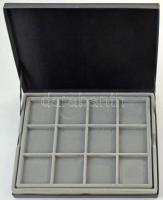 Éremtartó kazetta összesen 24 férőhellyel (50x50mm) kivehető tálcával, használt, de jó állapotban