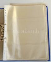 Sötétkék színű két gyűrűs bankjegy album, benne 32db négyes- és hármasosztású régi típusú műanyag bu...