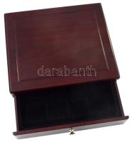 Fiókos kialakítású, fa éremtartó kazetta, benne egy, 12 férőhelyes tálcával. Közel újszerű állapotban (28,7x24,5x6,3cm) T:UNC,AU