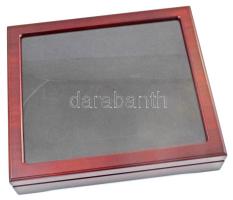 Üvegezett tetejű, fa éremtartó kazetta, egy darab tálcával, új állapotban, eredeti dobozában. Méretei: ~65mm magas, ~270mm hosszú és ~310mm széles, a tálca 1x ~30mm átmérő + 7x ~27mm átmérő férőhellyel