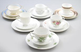 6 darab porcelán reggeliző szett: csésze alátéttel és desszertes tányér. Jelzett, minimális kopással, közte ritkább készletekkel.