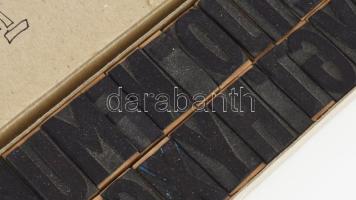 Fa betűnyomó készlet, dobozában, h: 28,5 cm