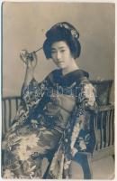 Japán gésa / Japanese Geisha lady. hardback photo (gyűrődés / crease)