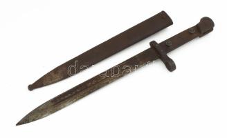 Mannlicher M1895 bajonett, jelzett, a pengén "MO" (Moravske Ocelarny - Olmütz / Olomouc, Csehország) gyártói jelzéssel. Eredeti fém hüvellyel, rozsdás állapotban, hiányzó fa markolattal, h: 36 cm