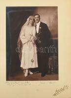 1922 Esküvői portré, keményhátú fotó, Strelisky fiók Bp. jelzett felvétele, logóval ellátott hártyapapírral, 33x25 cm