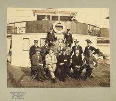 cca 1910 Csoportkép egy hajóútról, katonákkal és hajósokkal, keményhátú fotó, Wien, Industrie Photograph M. Strobl, feltehetően egy DDSG kapitány hagyatékából, 23x30 cm