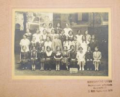 cca 1930 Az V. ker. "Ráskai Lea" Leánygimnázium VI B. oszt. tanulói (csoportkép), keményhátú fotó, Kirschweng Lajos (Bp., IX. Mária Valéria rendőr barak) felvétele, hátoldalán nevesített, 25x33 cm