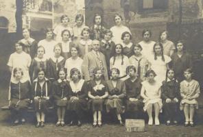 cca 1930 Az V. ker. "Ráskai Lea" Leánygimnázium VI B. oszt. tanulói (csoportkép), keményhá...
