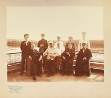 cca 1910 Csoportkép a hajón, rajta hajósok és utasok, keményhátú fotó, Wien, Industrie Photograph M. Strobl, feltehetően egy DDSG kapitány hagyatékából, 22x29 cm